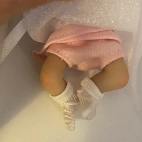 Adorable Ashton Drake doll “Handful of Luck.” Miniature collectible baby. NIB. - Picture 4 of 6